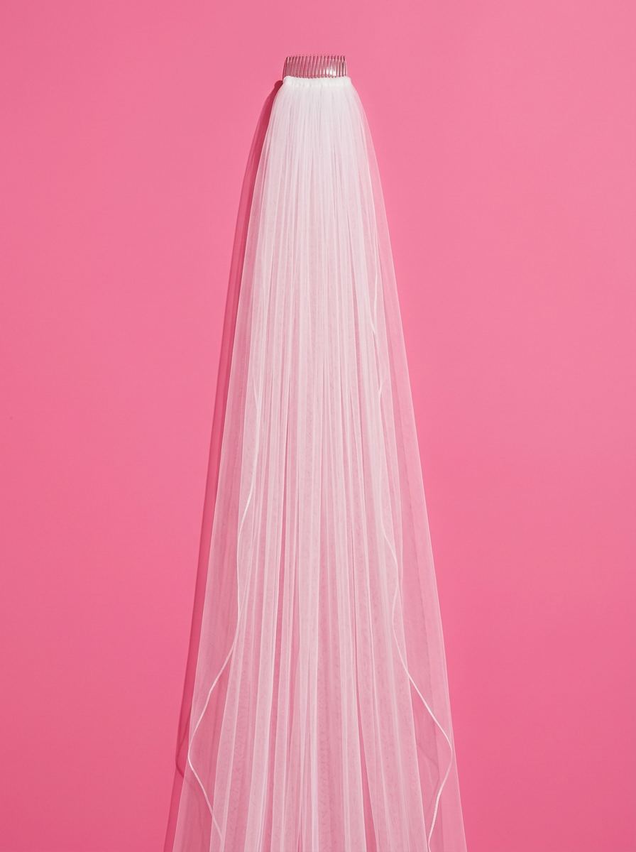Voile de mariée en tulle de soie, suspendu à un peigne argenté