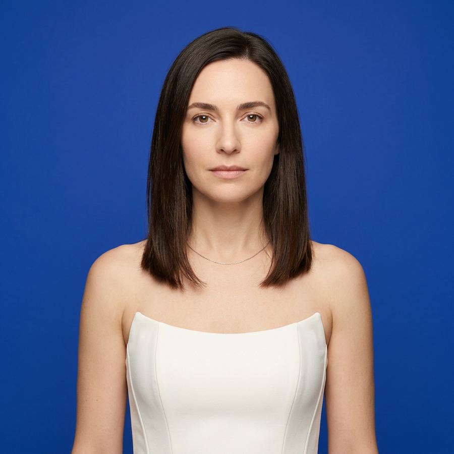 Épaules nues et robe bustier, chaîne fine autour du cou
