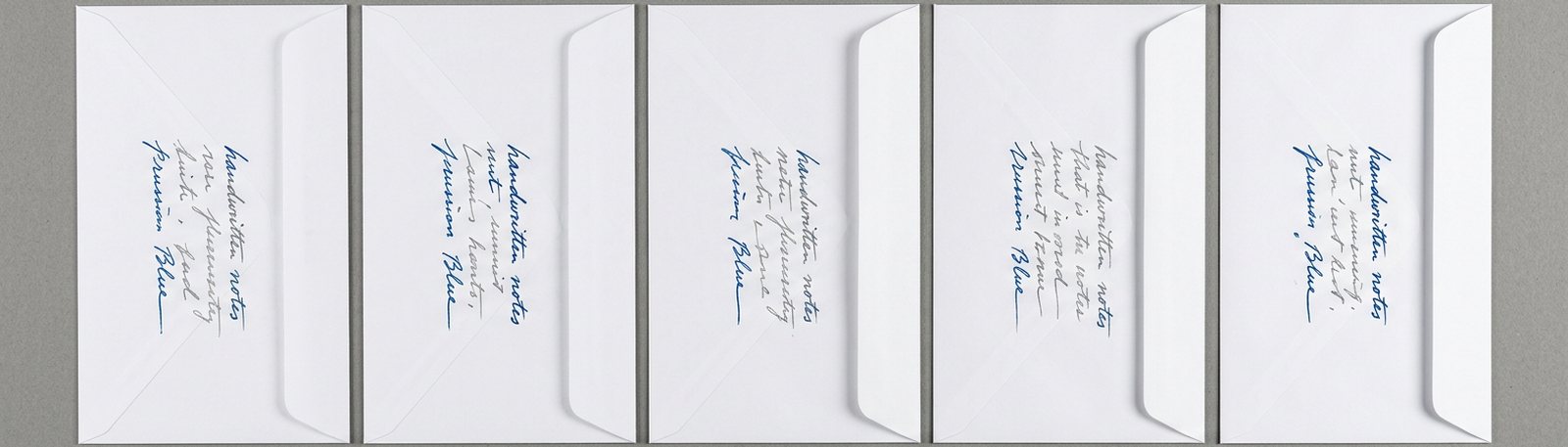 Une rangée d’enveloppes blanches annotées