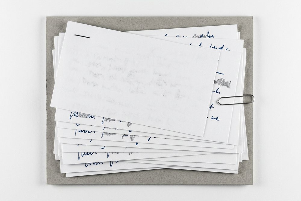 Des fiches de discours annotées à l’encre bleue, retenues par un trombone