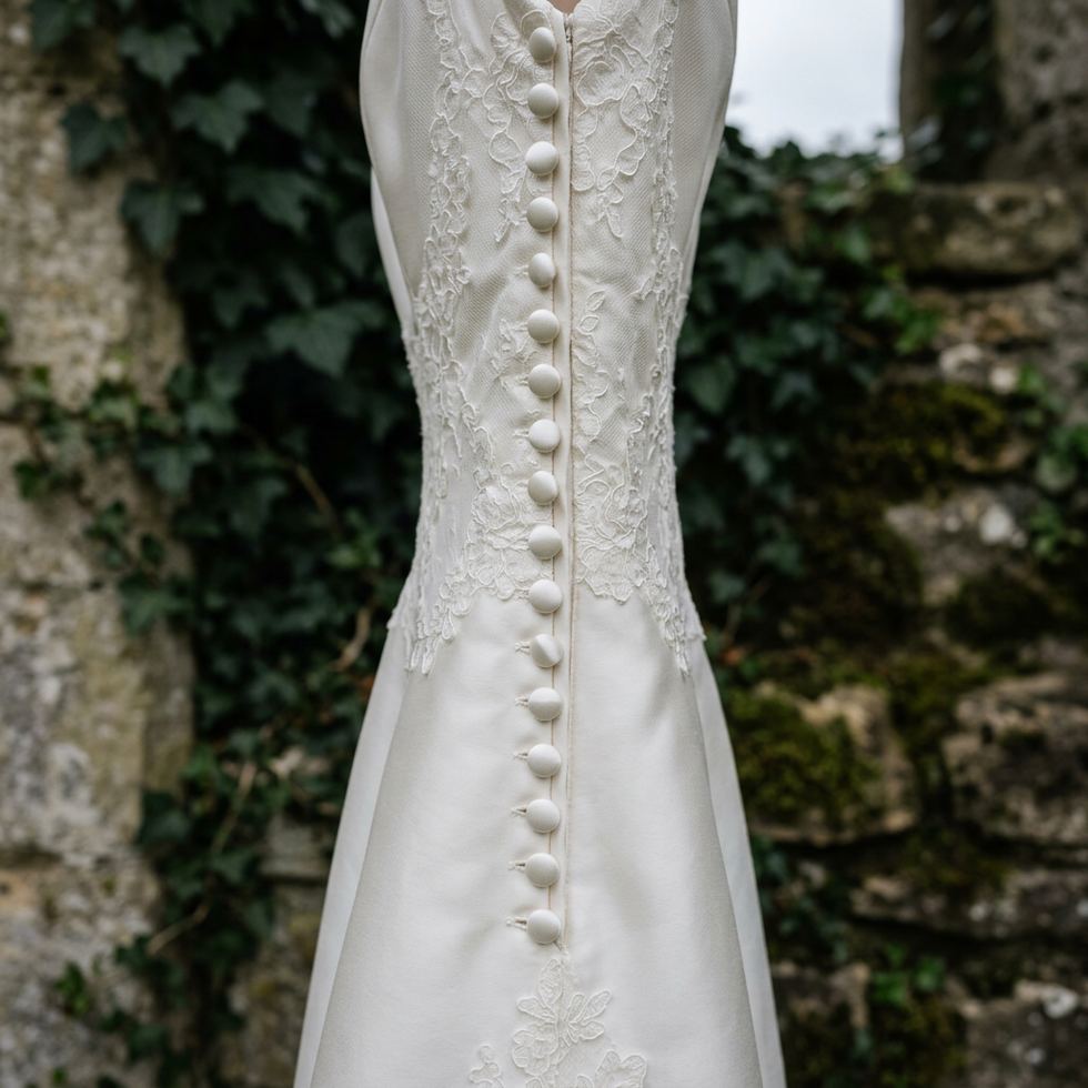 Rangée de boutons recouverts de satin fermant un dos de robe