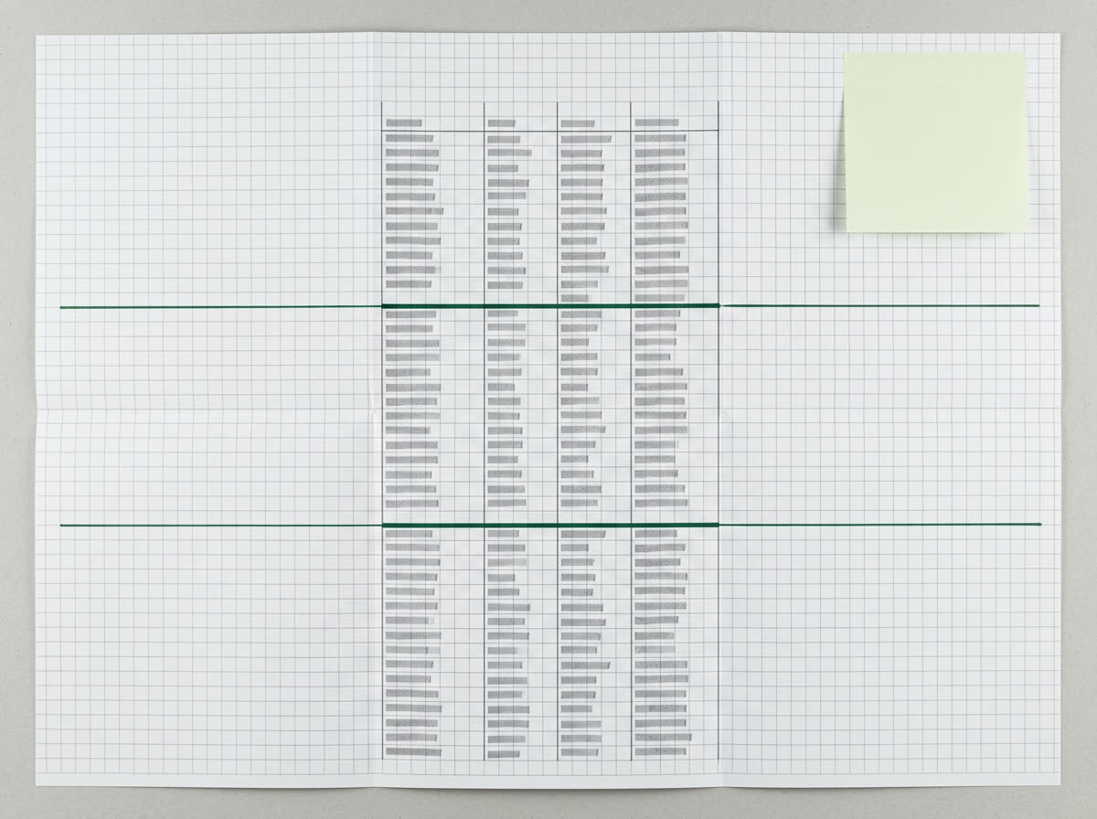 Une feuille de route imprimée avec les horaires de la journée et un post-it